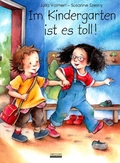 Cover des Buches `Im Kindergarten ist es toll`- Ein Mädchen mit schwarzen Haaren, zwei Zöpfen und Brille zieht einen kleineren Jungen an der Hand in die Kita und lächelt ihm aufmunternd zu