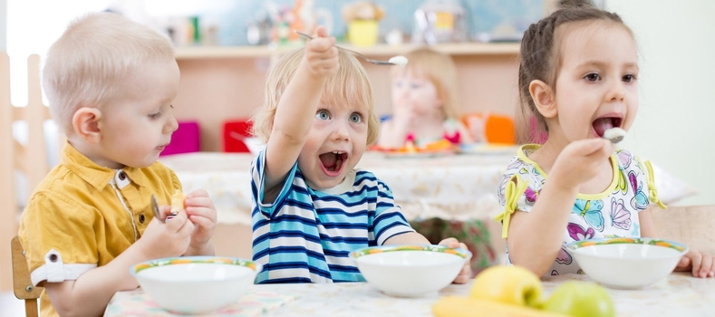 Kinder essen begeistert © iStock Andrey Kuzim